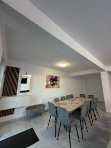 een eetkamer met een tafel en stoelen bij Casa din lunca 2 in Poiana Mărului