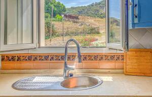 a sink in a kitchen with a window at 2 Bedroom Awesome Apartment In Facinas - Tarifa in Facinas