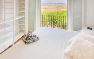 a bedroom with a white bed and a window at 2 Bedroom Awesome Apartment In Facinas - Tarifa in Facinas