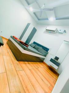 ein Zimmer mit einem Bett auf einem Holzboden in der Unterkunft Luxury villa hotel and retro in Bathinda + 1 Foto