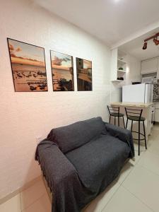 ein Schlafzimmer mit einem Bett und einem Tisch mit Stühlen in der Unterkunft Apartamento 1/4 Ambiente inteiro in Lauro de Freitas