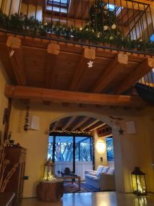 a living room with a large wooden ceiling at Al Cantico in Colceresa