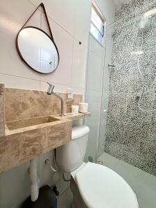 ein Badezimmer mit Toilette, Waschbecken und Dusche in der Unterkunft Apartamento 1/4 Ambiente inteiro in Lauro de Freitas + 5 Fotos