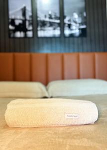 eine Matratze auf einem Bett in der Unterkunft Apartamento 1/4 Ambiente inteiro in Lauro de Freitas