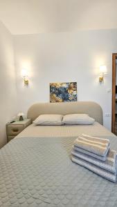 ein Schlafzimmer mit einem Bett mit Handtüchern darauf in der Unterkunft Urban flat in Chalkida