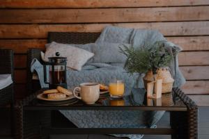un tavolo con colazione a base di caffè e succo d'arancia di Landal Whitekirk Hill a North Berwick