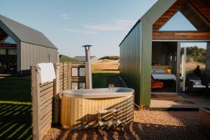 una vasca da bagno accanto a una serra di Landal Whitekirk Hill a North Berwick