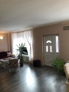 ein leeres Wohnzimmer mit Sofa und Fenster in der Unterkunft Danojlic 2 in Višegrad + 1 Foto