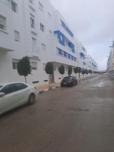 twee auto's geparkeerd op een parkeerplaats naast een gebouw bij HALA Chaouni in Tetouan +7 foto's