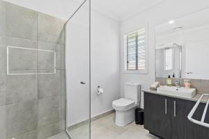 Ένα μπάνιο στο Fresh and Stylish 4BR Getaway Near Local Parklands +11 φωτογραφίες