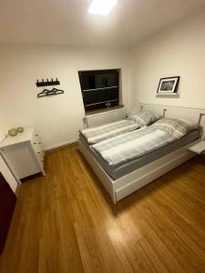 En eller flere senge i et værelse på Practical Monteurzimmer 4