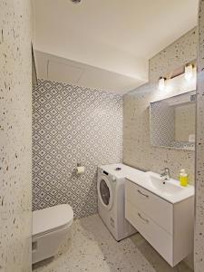 ein Badezimmer mit Toilette, Waschbecken und Waschmaschine in der Unterkunft Unique Apt 250m from the Charles Bridge in Prag + 42 Fotos