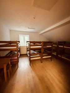 Ένα ή περισσότερα κρεβάτια σε δωμάτιο στο Leśna Stacja