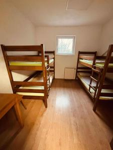 Ένα ή περισσότερα κρεβάτια σε δωμάτιο στο Leśna Stacja