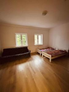 Ένα ή περισσότερα κρεβάτια σε δωμάτιο στο Leśna Stacja +2 φωτογραφίες