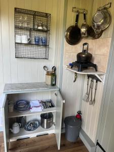 Køkken eller tekøkken på Cobbe Place Farm Shepherds Hut
