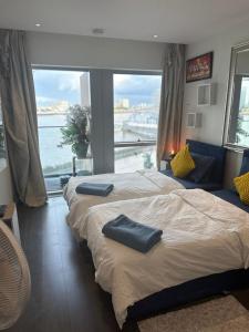 Voodi või voodid majutusasutuse Stylish & Spacious 2BR 2BA, 02 Greenwich toas