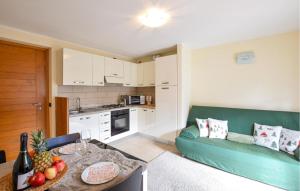 Nhà bếp/bếp nhỏ tại Amazing Apartment In Vione With Wifi