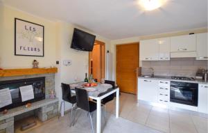 Nhà bếp/bếp nhỏ tại Amazing Apartment In Vione With Wifi