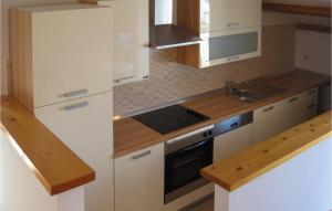 Køkken eller tekøkken på Beautiful Apartment In Rab