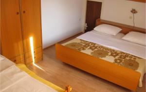 En eller flere senge i et værelse på Beautiful Apartment In Rab