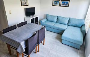 Et opholdsområde på 2 Bedroom Amazing Apartment In Rab