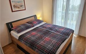 En eller flere senge i et værelse på 2 Bedroom Amazing Apartment In Rab