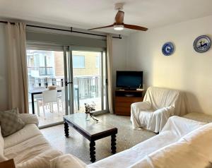 TV a/nebo společenská místnost v ubytování Large Apartment with Sea Views