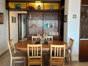 Kuchyň nebo kuchyňský kout v ubytování Large Apartment with Sea Views