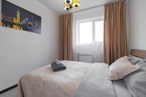 Giường trong phòng chung tại Уютная Евродвушка рядом с Центральной Мечетью