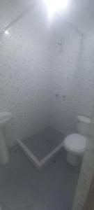 リマにあるHospedaje C y Aのトイレと洗面台を備えた白いバスルーム