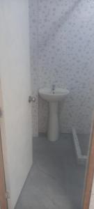 リマにあるHospedaje C y Aの白い洗面台とトイレのあるバスルーム