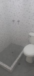 リマにあるHospedaje C y Aの部屋にある白いトイレ付きのバスルーム +3枚の写真