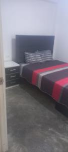 リマにあるHospedaje C y Aのベッドルーム1室(ベッド1台、ナイトスタンド付)