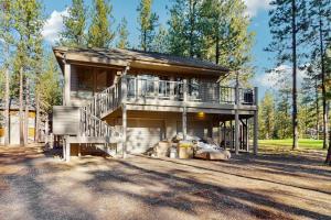 シスターズにあるHouse of Bearの階段付きの家