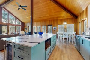シスターズにあるHouse of Bearの木製の壁と天井のキッチン(天井ファン付)