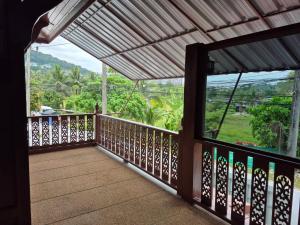 einen Balkon mit Blick auf die Berge in der Unterkunft Nur Nur Residence and villa in Ban Lum Fuang
