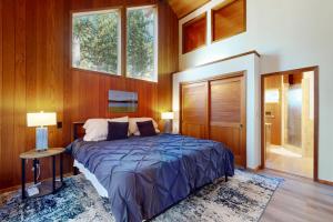 シスターズにあるHouse of Bearのベッドと2つの窓がある寝室