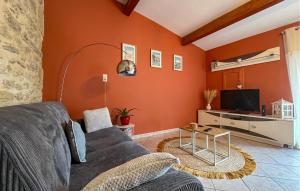 Μια τηλεόραση ή/και κέντρο ψυχαγωγίας στο Awesome Home In Sernhac