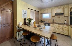 Η κουζίνα ή μικρή κουζίνα στο Awesome Home In Sernhac