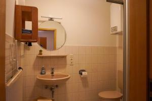 Koupelna v ubytování Fewo Hanna Tedsen + 14 fotografií