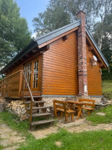a log cabin with a picnic table in front of it at Roubenka in Železná Ruda