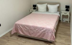 Ένα ή περισσότερα κρεβάτια σε δωμάτιο στο Stunning Home In Lovorje With Private Swimming Pool, Can Be Inside Or Outside