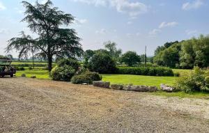 Trézény2 Bedroom Beautiful Home In Rospez的一辆停在土路边的汽车