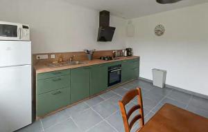 Trézény2 Bedroom Beautiful Home In Rospez的厨房配有绿色橱柜和白色冰箱