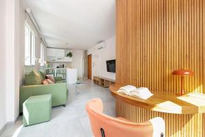 TV a/nebo společenská místnost v ubytování ChezmoiHomes PATIO de SOMBRA Urban Suites