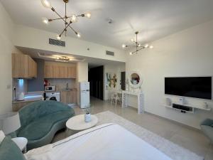 TV a/nebo společenská místnost v ubytování Canal View Studio AG Tower