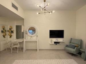 TV a/nebo společenská místnost v ubytování Canal View Studio AG Tower