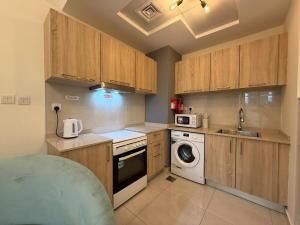 Kuchyň nebo kuchyňský kout v ubytování Canal View Studio AG Tower