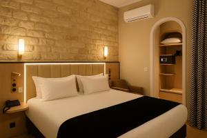 Postel nebo postele na pokoji v ubytování Grand Tonic hôtel & SPA Paris